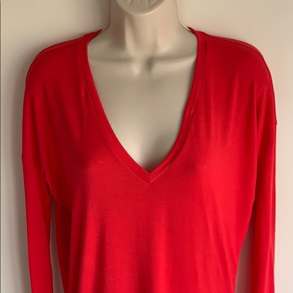 V-neck basic shirt - Picture 2 of 3